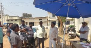 ಅಕ್ರಮ ರಾಗಿ ವಶಪಡಿಸಿಕೊಂಡ ಹಿನ್ನೆಲೆ ರಾಗಿ ಖರೀದಿ ಕೇಂದ್ರಕ್ಕೆ ಶಾಸಕ ಕೆ. ಷಡಕ್ಷರಿ ಭೇಟಿ; ದಳ್ಳಾಳಿಗಳಿಗೆ ಕಡಿವಾಣ ಹಾಕಲು ಸೂಚನೆ.