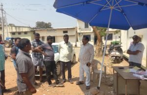 ಅಕ್ರಮ ರಾಗಿ ವಶಪಡಿಸಿಕೊಂಡ ಹಿನ್ನೆಲೆ ರಾಗಿ ಖರೀದಿ ಕೇಂದ್ರಕ್ಕೆ ಶಾಸಕ ಕೆ. ಷಡಕ್ಷರಿ ಭೇಟಿ; ದಳ್ಳಾಳಿಗಳಿಗೆ ಕಡಿವಾಣ ಹಾಕಲು ಸೂಚನೆ.